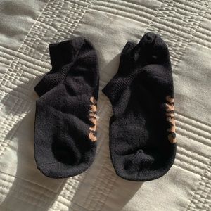 SKIMS - NWOB LOW ANKLE SOCKS IN ONYX